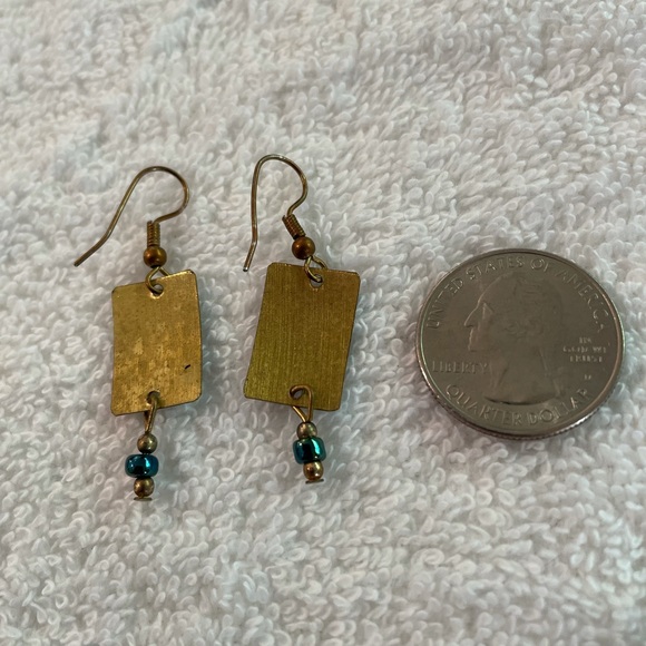 Earrings with a turtle pattern on the front complemented by dangling bead. - Picture 4 of 4